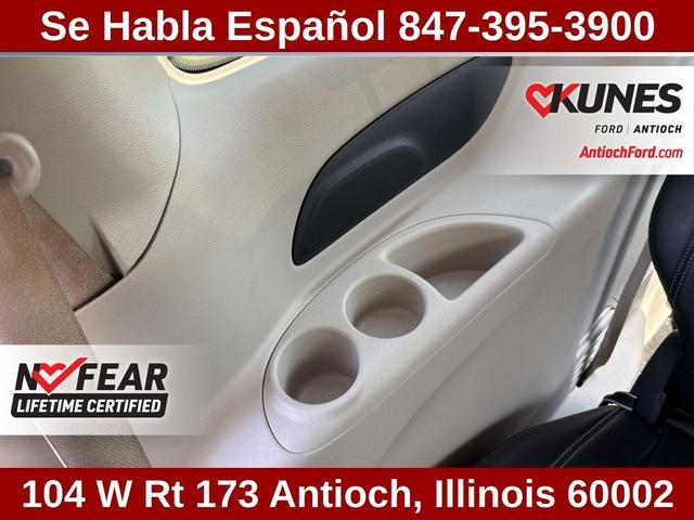 Photo of 2023 Brilliant Black Crystal Pearlcoat Chrysler Pacifica