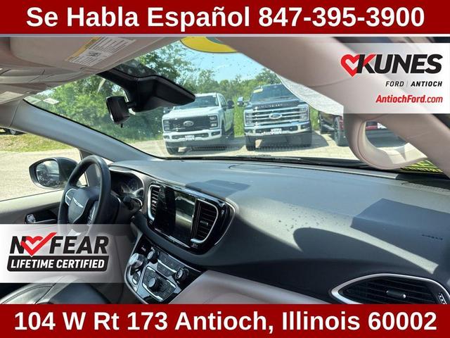 Photo of 2023 Brilliant Black Crystal Pearlcoat Chrysler Pacifica