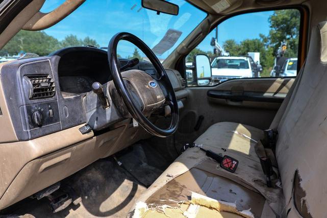 Photo of 2005 Yellow Ford F-350