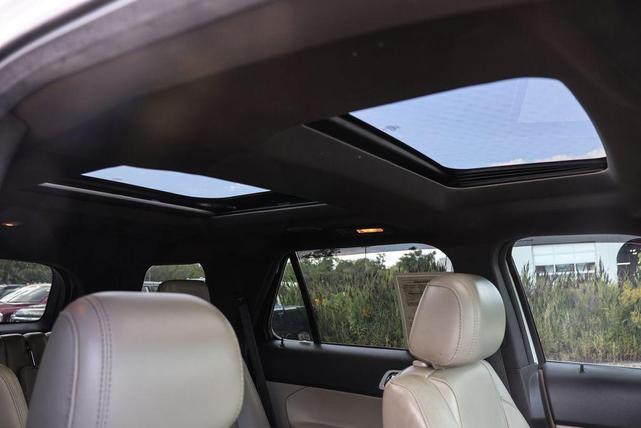 Photo of 2015 White Platinum Clearcoat Metallic Ford Explorer