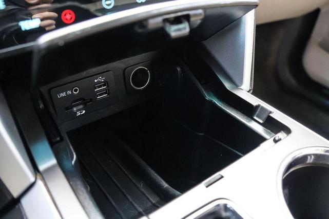Photo of 2015 White Platinum Clearcoat Metallic Ford Explorer