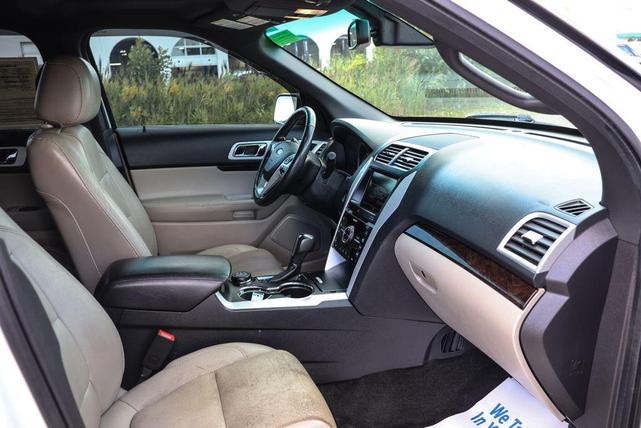 Photo of 2015 White Platinum Clearcoat Metallic Ford Explorer