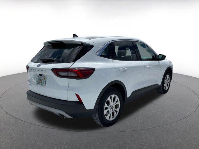 Photo of 2024 Oxford White Ford Escape