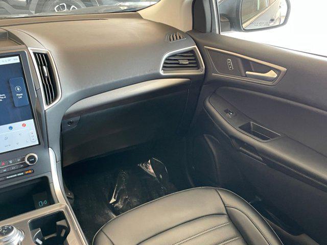Photo of 2024 Carbonized Gray Metallic Ford Edge
