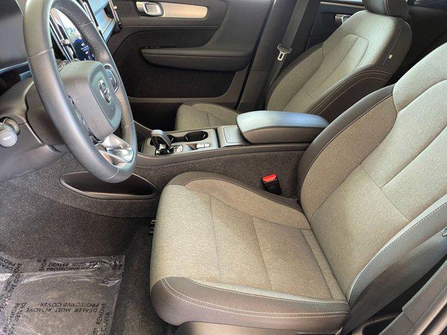 Photo of 2024 Onyx Black Metallic Volvo XC40