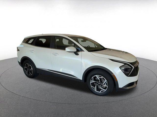 Photo of 2024 Snow White Pearl Kia Sportage