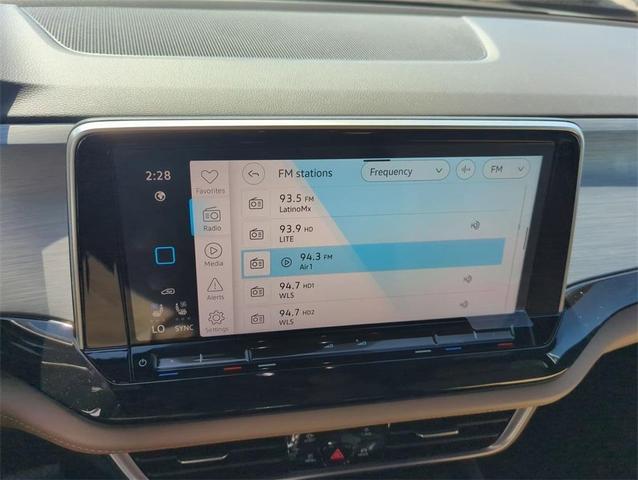 Photo of 2025 Pure White Volkswagen Atlas Cross Sport