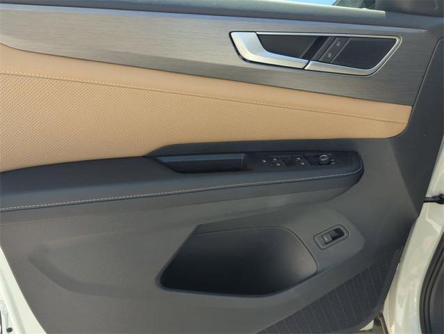 Photo of 2025 Pure White Volkswagen Atlas Cross Sport