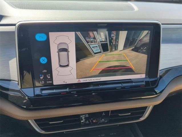 Photo of 2025 Pure White Volkswagen Atlas Cross Sport