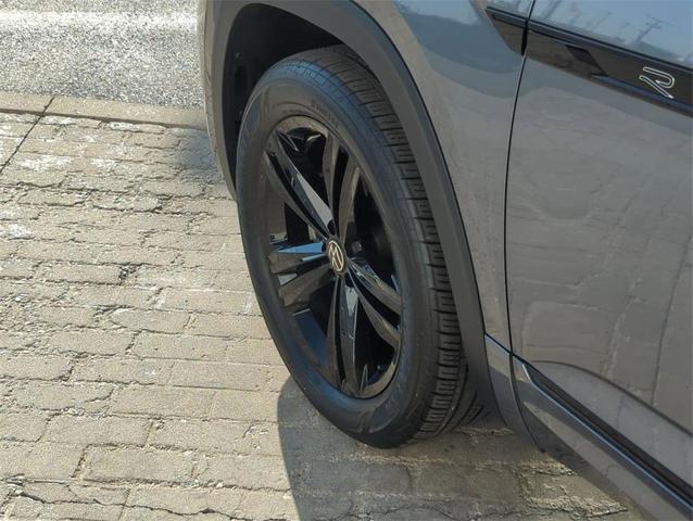 Photo of 2023 Platinum Gray Metallic Volkswagen Atlas