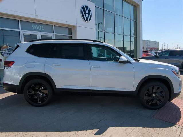 Photo of 2026 opal white pearl Volkswagen Atlas