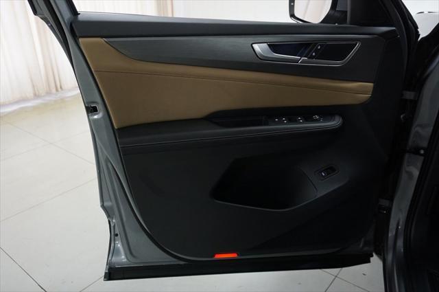 Photo of 2025 Silver Mist Volkswagen Atlas Cross Sport