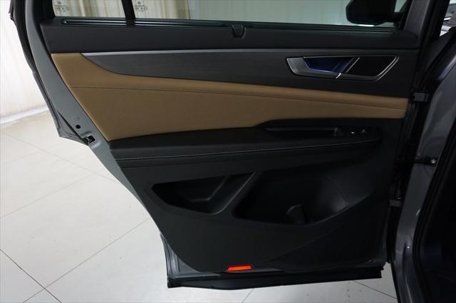 Photo of 2025 Silver Mist Volkswagen Atlas Cross Sport