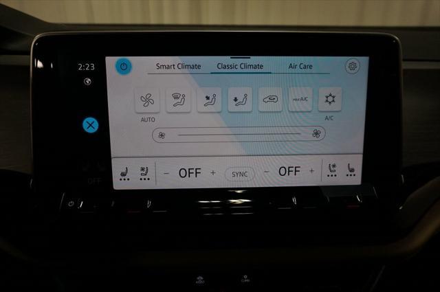 Photo of 2025 Silver Mist Volkswagen Atlas Cross Sport