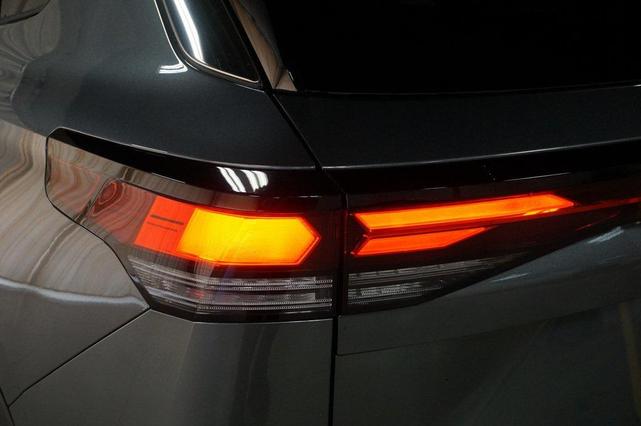 Photo of 2025 Platinum Gray Volkswagen Tiguan