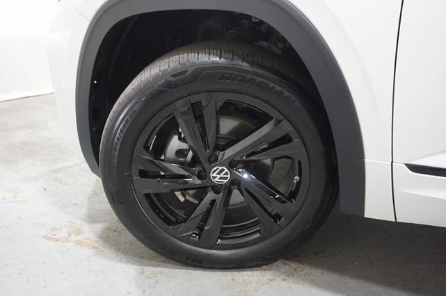 Photo of 2025 Opal White Pearl Volkswagen Atlas Cross Sport