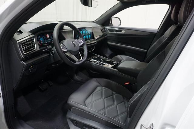 Photo of 2025 Pure White Volkswagen Atlas Cross Sport