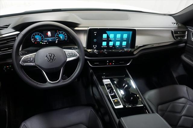 Photo of 2025 Pure White Volkswagen Atlas Cross Sport