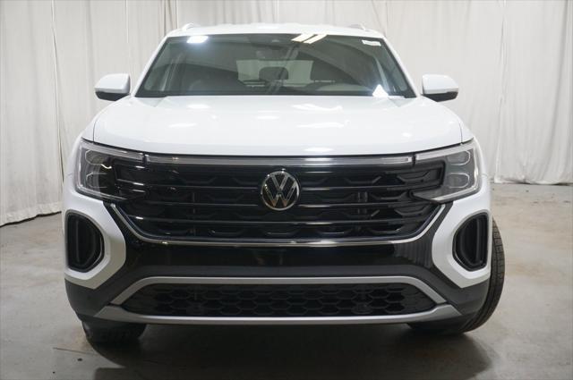 Photo of 2025 Pure White Volkswagen Atlas Cross Sport