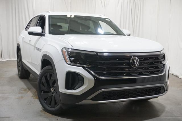 Photo of 2025 Pure White Volkswagen Atlas Cross Sport