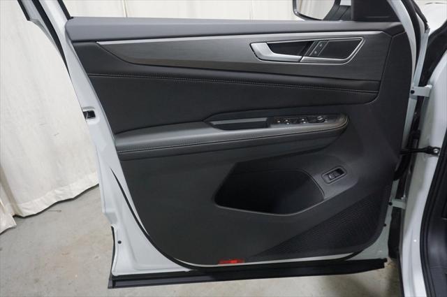 Photo of 2025 Pure White Volkswagen Atlas Cross Sport