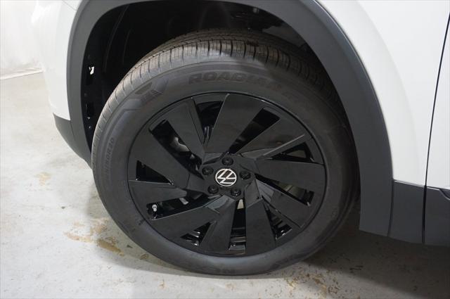 Photo of 2025 Pure White Volkswagen Atlas Cross Sport