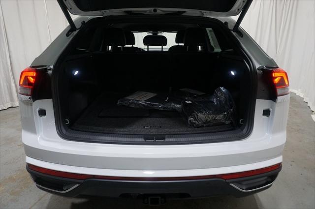 Photo of 2025 Pure White Volkswagen Atlas Cross Sport