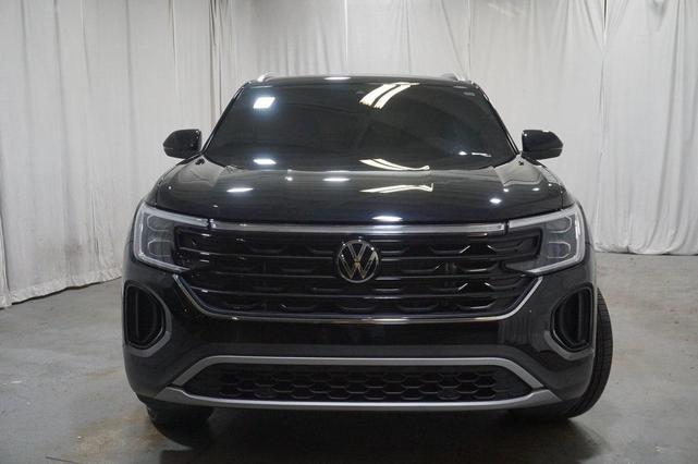 Photo of 2025 Deep Black Volkswagen Atlas Cross Sport