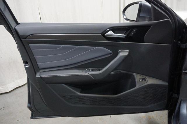 Photo of 2025 Platinum Gray Volkswagen Jetta