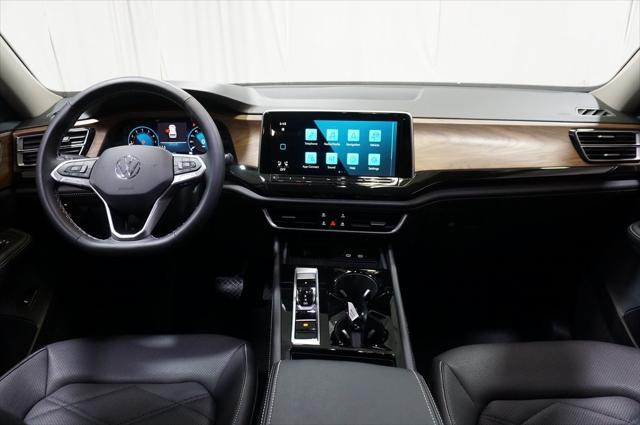 Photo of 2025 Deep Black Pearl Volkswagen Atlas