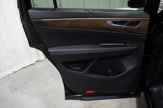 Photo of 2025 Deep Black Pearl Volkswagen Atlas