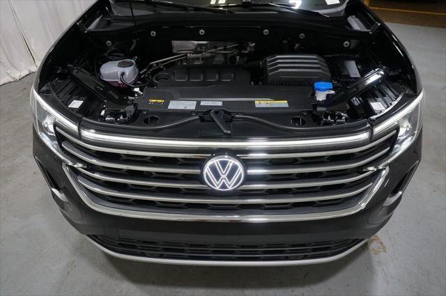 Photo of 2025 Deep Black Pearl Volkswagen Atlas