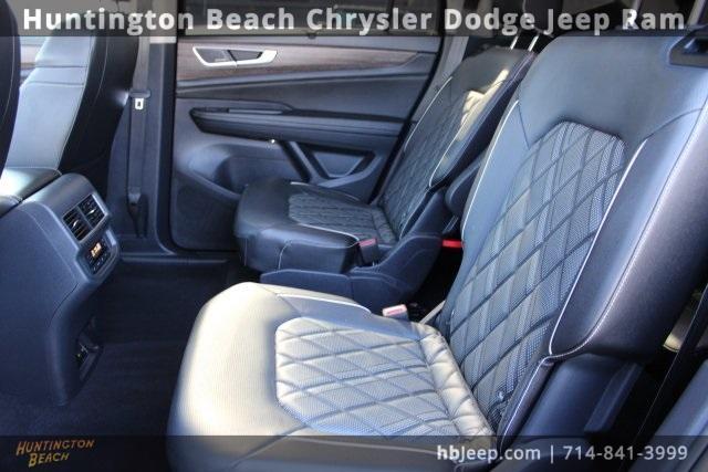 Photo of 2024 Deep Black Pearl Effect Volkswagen Atlas