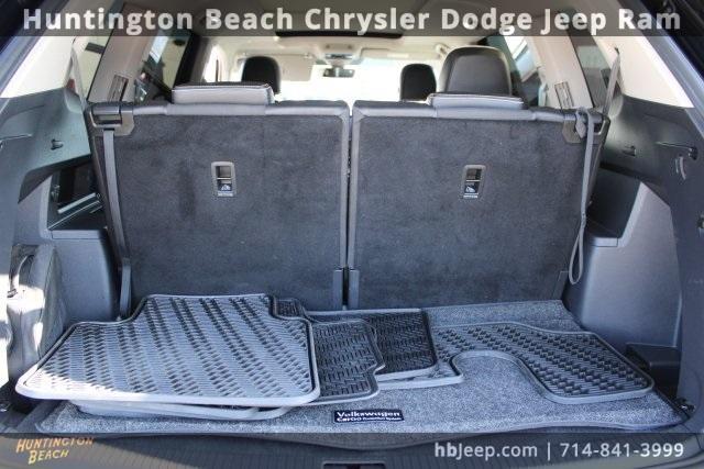 Photo of 2024 Deep Black Pearl Effect Volkswagen Atlas