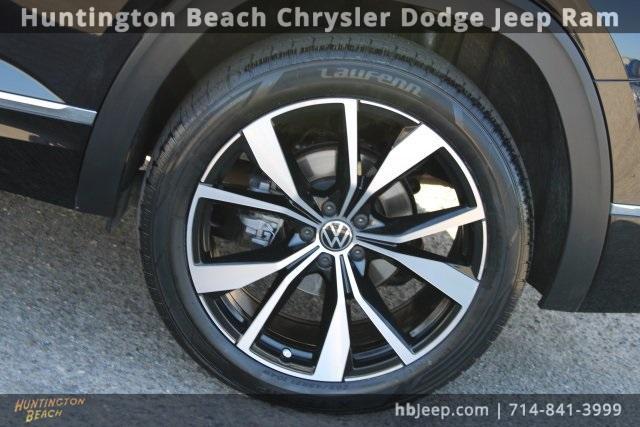 Photo of 2024 Deep Black Pearl Effect Volkswagen Atlas