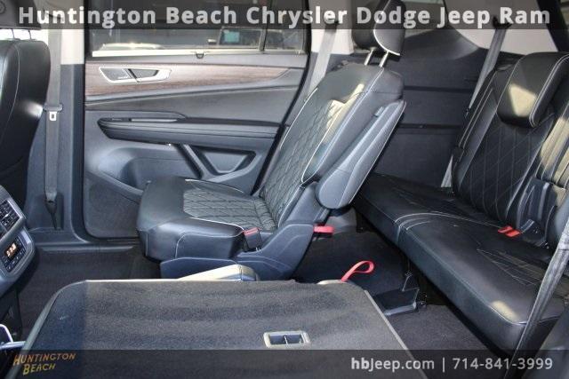 Photo of 2024 Deep Black Pearl Effect Volkswagen Atlas