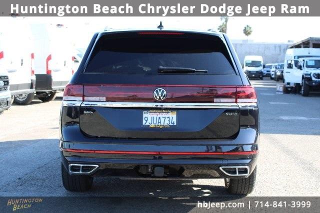 Photo of 2024 Deep Black Pearl Effect Volkswagen Atlas