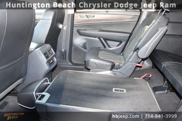 Photo of 2024 Deep Black Pearl Effect Volkswagen Atlas