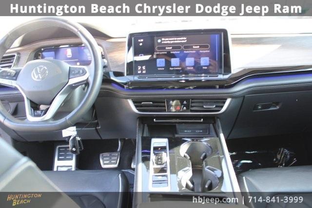 Photo of 2024 Deep Black Pearl Effect Volkswagen Atlas