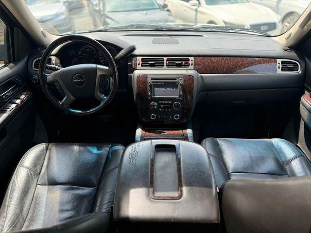 Photo of 2012 Black GMC Yukon