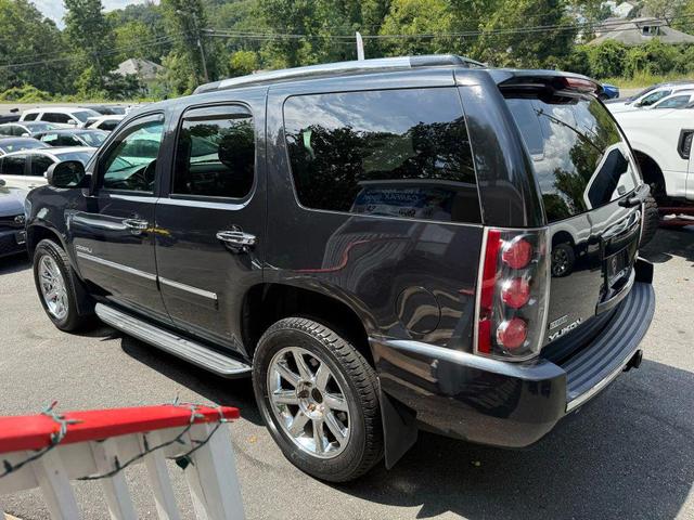 Photo of 2012 Black GMC Yukon