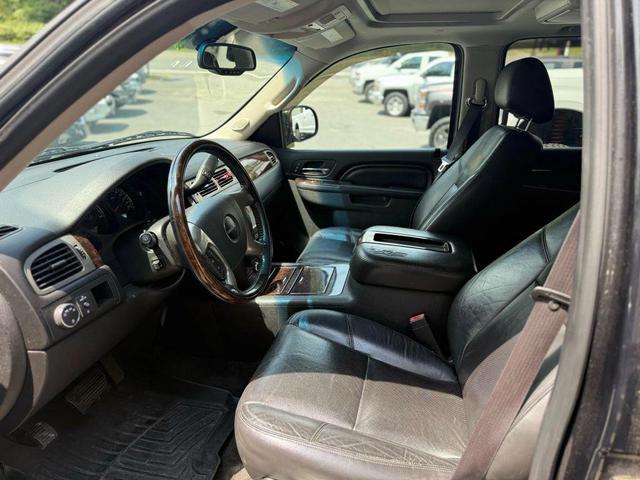 Photo of 2012 Black GMC Yukon