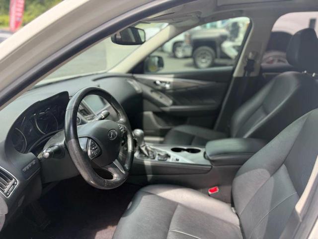 Photo of 2017 White INFINITI Q50
