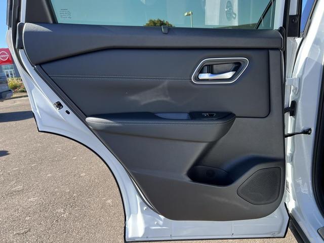 Photo of 2026 Everest White Pearl/Super Black Nissan Rogue