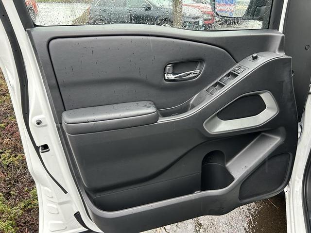 Photo of 2025 Glacier White Nissan Frontier