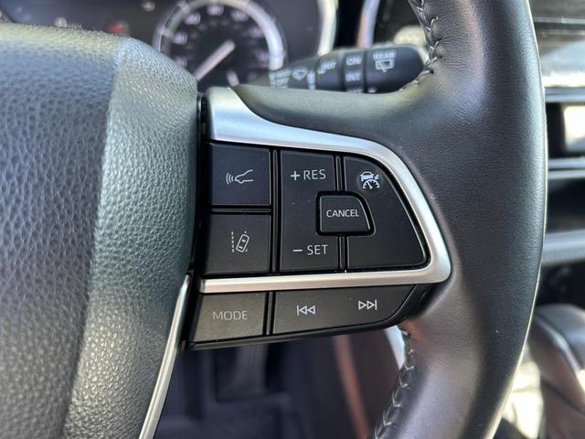 Photo of 2022 Midnight Black Metallic Toyota Highlander