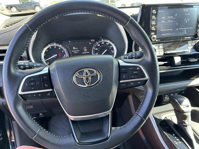 Photo of 2022 Midnight Black Metallic Toyota Highlander