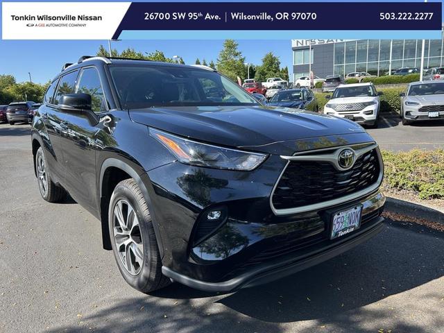 Photo of 2022 Midnight Black Metallic Toyota Highlander
