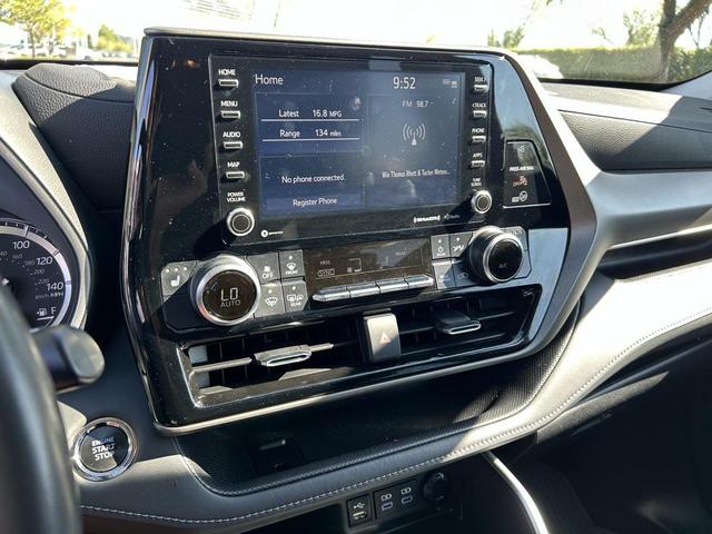 Photo of 2022 Midnight Black Metallic Toyota Highlander