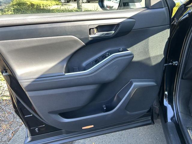 Photo of 2022 Midnight Black Metallic Toyota Highlander